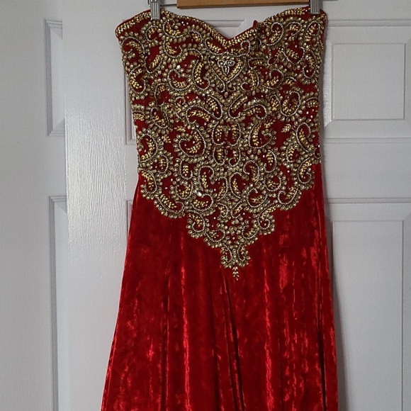 Strapless velvet gown - Picture 2 of 6